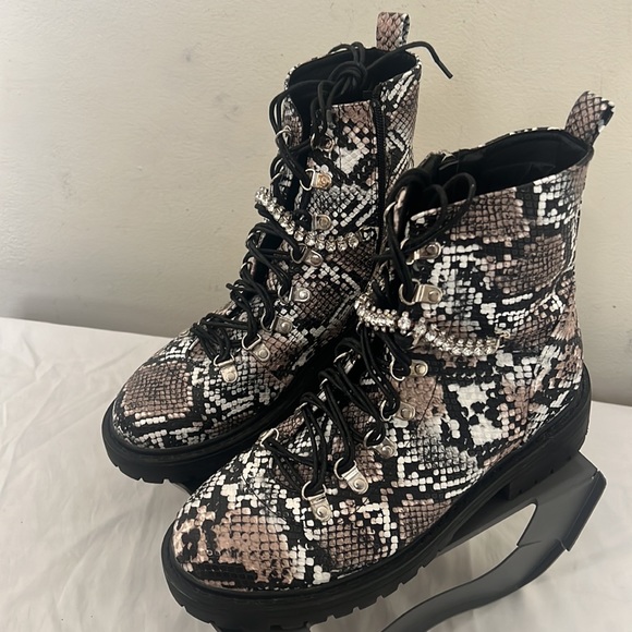 Pretty Little Thing Snake Diamante Detail Combat Ankle Boots Sz 9 - Picture 15 of 16